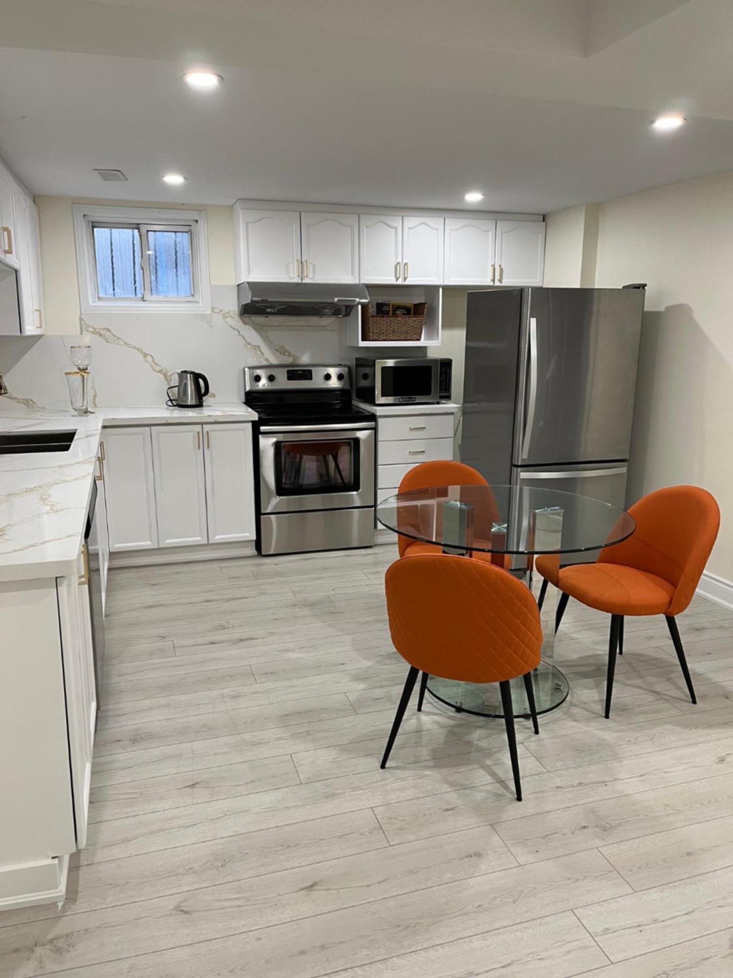 Comfortable Basement In Oakville, Ontario , Canada Apartment *