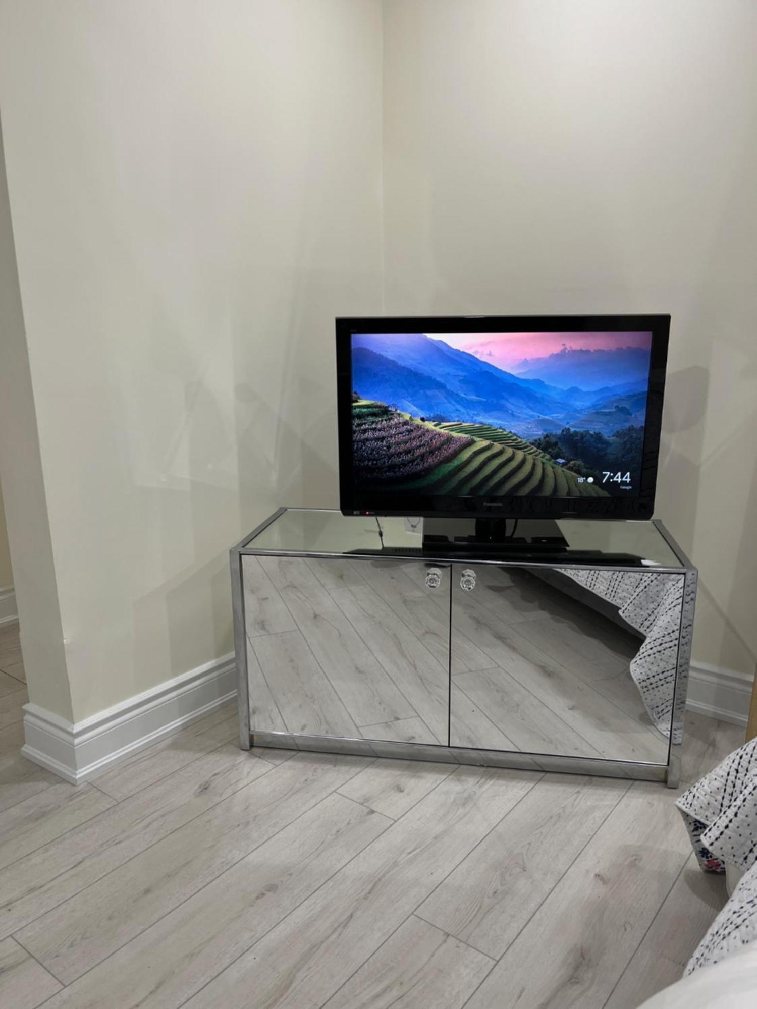 Comfortable Basement In Oakville, Ontario , Canada Apartment