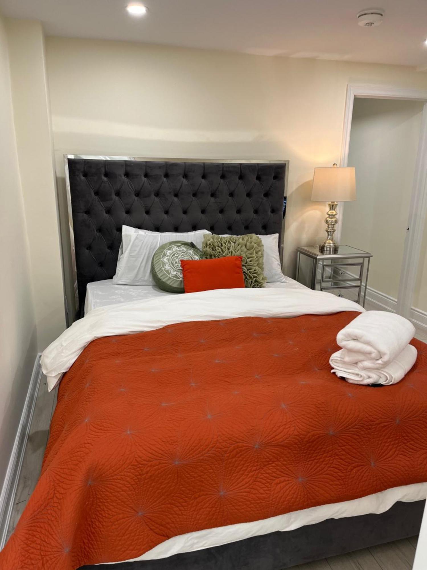 Apartment Comfortable Basement In Oakville, Ontario , Canada *