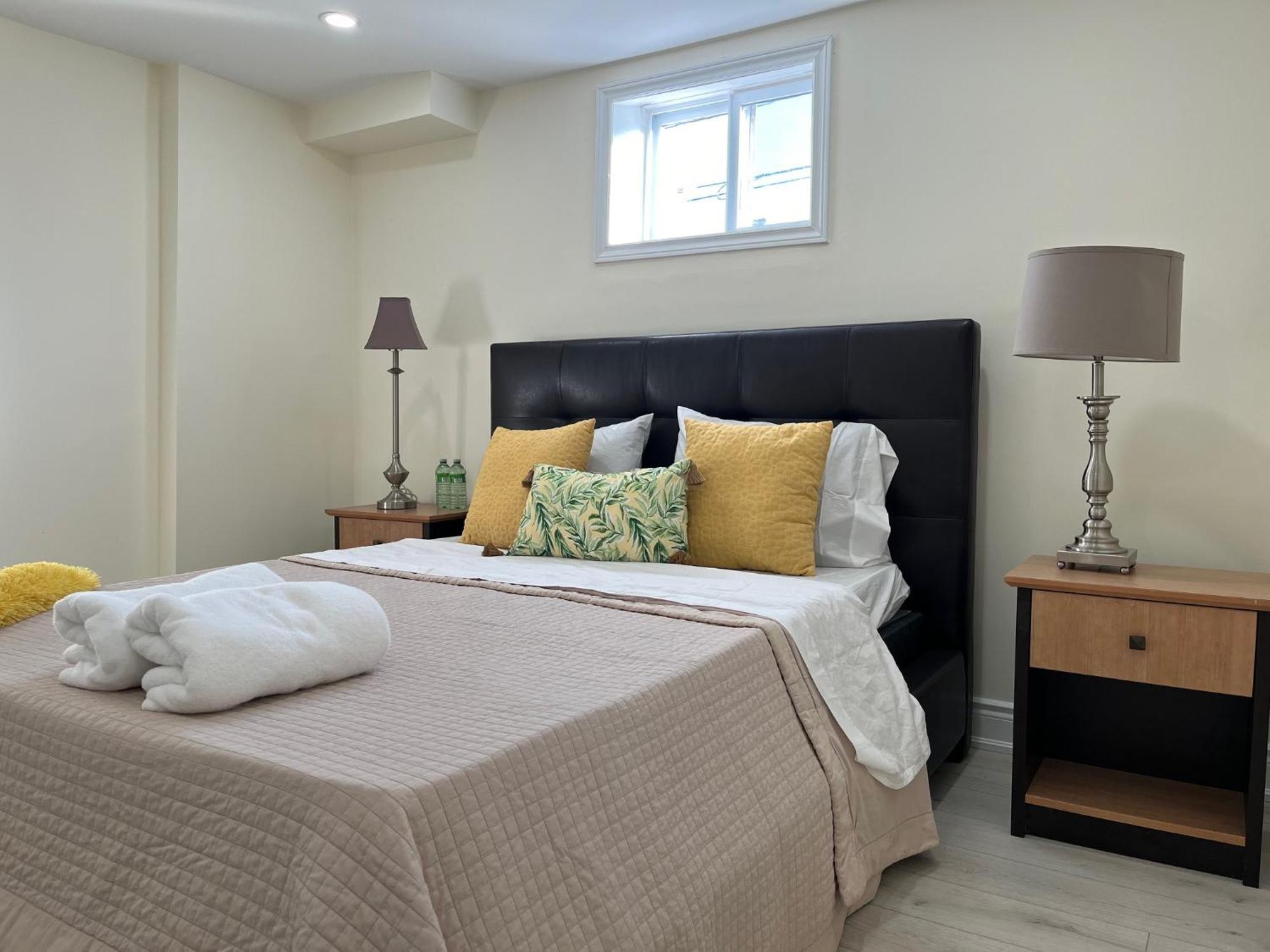 Comfortable Basement In Oakville, Ontario , Canada Apartment *