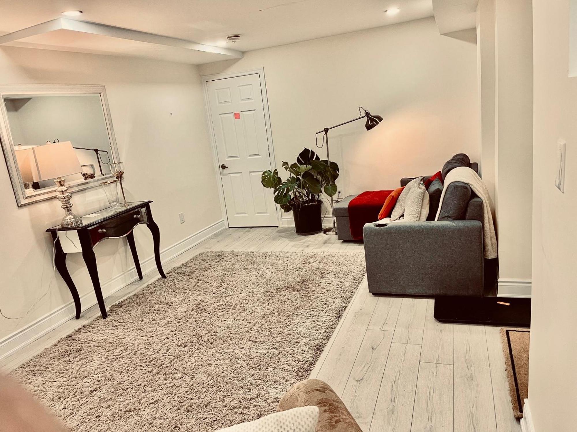 Comfortable Basement In Oakville, Ontario , Canada Apartment